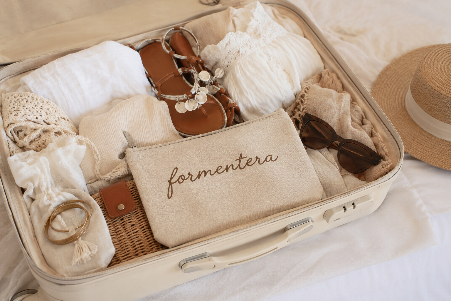 La Maleta Perfecta para Formentera: Qué Llevar para Estar Chic (y Cómodo) Desde el Amanecer Hasta la Noche