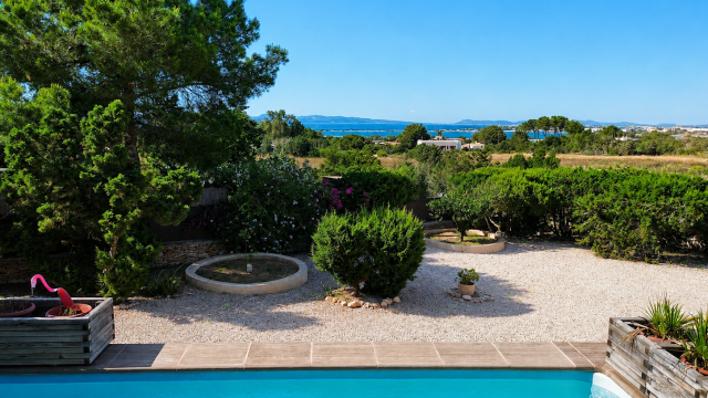 Casa Bifamiliar con Vista al Mar y Casa de Huéspedes, en Venta