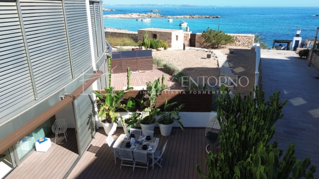Apartamento en primera línea con acceso directo al mar desde su propia terraza.