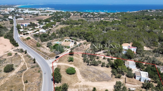 Terreno con dos viviendas y proyecto aprobado para nueva construcción ampliada