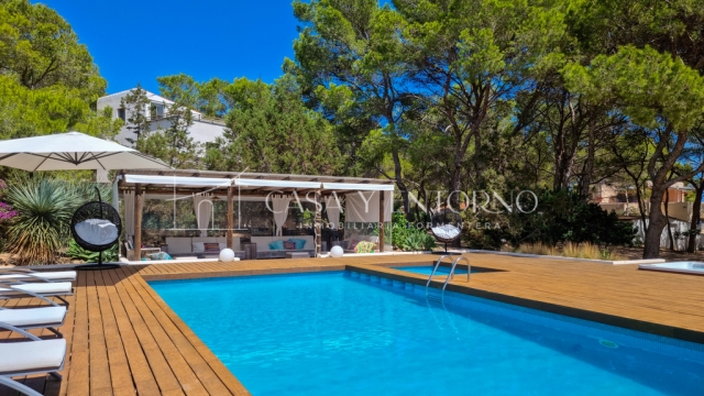 Luxury Property with Villa, Bungalows, and Pool for Sale