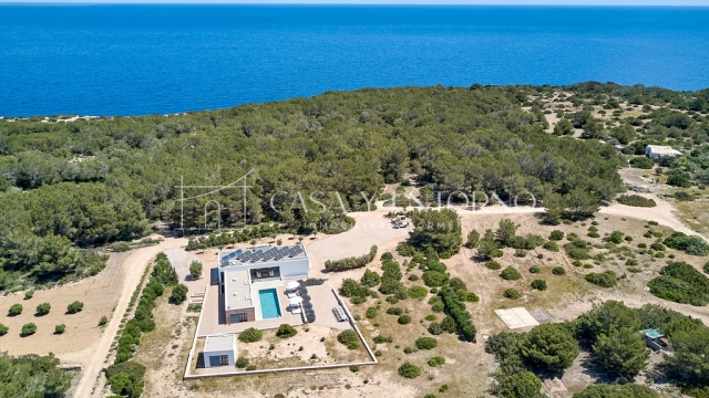 Comprar una Casa en Formentera: Impuestos, Obligaciones Fiscales y Todo lo que Debes Saber Antes de Comprar