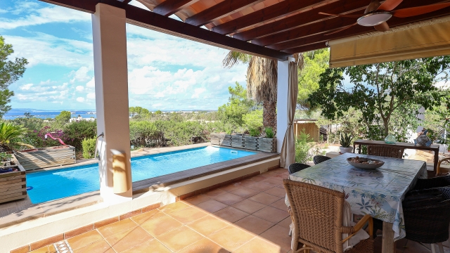 Casa Bifamiliar con Vista al Mar y Casa de Huéspedes en Venta