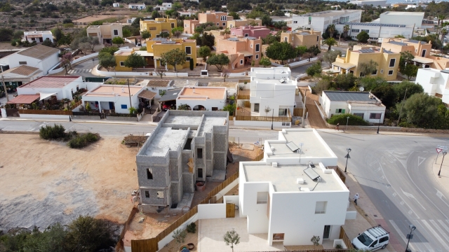 Terreno con Construcción en Curso de Dos Viviendas Adosadas