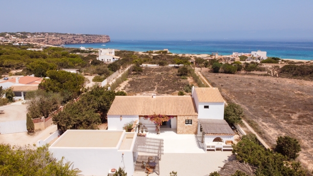 Villa de Lujo Reformada con Vista al Mar en Venta en Cala en Baster, Formentera