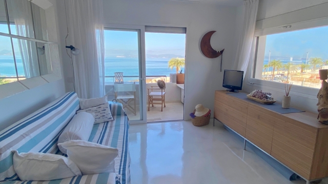 Espléndido piso situado en primera línea de mar en el pueblecito de La Savina.