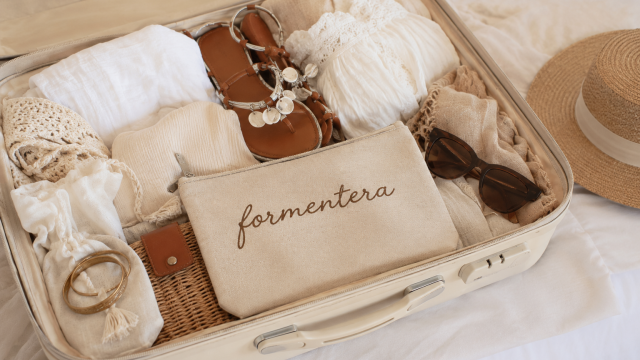 La Maleta Perfecta para Formentera: Qué Llevar para Estar Chic (y Cómodo) Desde el Amanecer Hasta la Noche